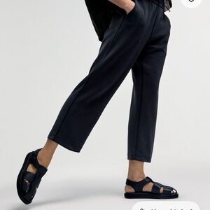 NWT LULULEMON Softstreme
Straight-Leg Crop 24"